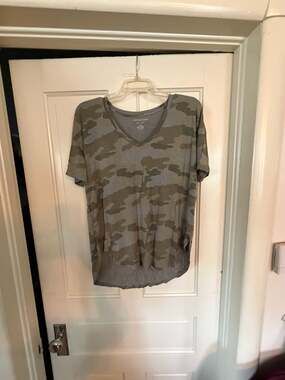 American Eagle Soft & Sexy Green Camo V-Neck T-Shirt